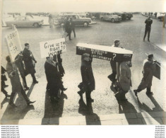 LES OUVRIERS AERONAUTIQUES MANIFESTENT A LONDRES 01/1965 POUR LE BOMBARDIER NUCLEAIRE TSR-2 PHOTO KEYSTONE  24 X 18 CM - Places