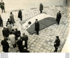 LES CENDRES DE JEAN MOULIN EXPOSEES AU MEMORIAL DES MARTYRS LE 18/12/1964 AVANT TRANSFERT AU PANTHEON PHOTO 24X18CM - Oorlog, Militair