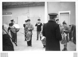 LES ABRETS ISERE LA FANFARE FETE COMMUNALE 1967  PHOTO ORIGINALE FAURE 12 X 8 CM M13 - Places