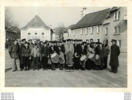 LES ABRETS ISERE LA FANFARE FETE COMMUNALE 1967  PHOTO ORIGINALE FAURE 12 X 8 CM J8 - Places