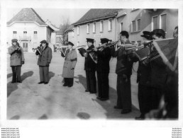 LES ABRETS ISERE LA FANFARE FETE COMMUNALE 1967  PHOTO ORIGINALE FAURE 12 X 8 CM J12 - Orte