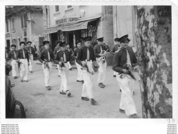 LES ABRETS ISERE LA FANFARE FETE COMMUNALE 1967  PHOTO ORIGINALE FAURE 12 X 8 CM B16 - Orte