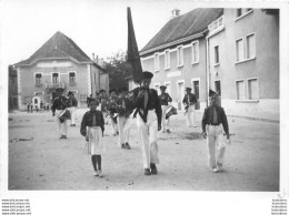 LES ABRETS ISERE LA FANFARE FETE COMMUNALE 1967  PHOTO ORIGINALE FAURE 12 X 8 CM B3 - Orte