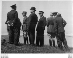 LE MINISTRE DE LA MARINE ET LE GENERAL NOGUES  SUR LES TRAVAUX DE DEFENSE COTIERE  PHOTO KEYSTONE 24 X 18 CM - Krieg, Militär