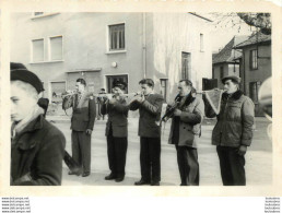 LES ABRETS ISERE LA FANFARE FETE COMMUNALE 1967  PHOTO ORIGINALE FAURE 12 X 8 CM  J16 - Places