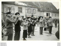 LES ABRETS ISERE LA FANFARE FETE COMMUNALE 1967  PHOTO ORIGINALE FAURE 12 X 8 CM J21 - Orte