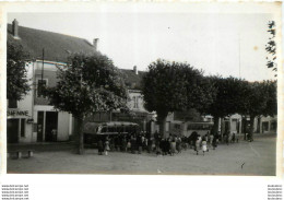 LES ABRETS ISERE GROUPE DE PERSONNES ET LES AUTOCARS  PHOTO ORIGINALE FAURE 12 X 8 CM R1 - Places