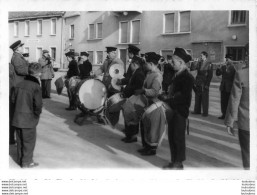 LES ABRETS ISERE LA FANFARE FETE COMMUNALE 1967  PHOTO ORIGINALE FAURE 12 X 8 CM B17 - Orte