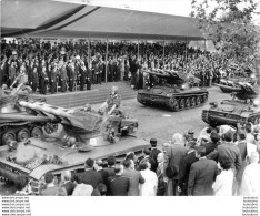 INAUGURATION DE LA STATUE DU MARECHAL LECLERC LE DEFILE 08/1969  PHOTO KEYSTONE 24 X 18 CM - Guerre, Militaire