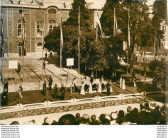 IRAN TEHERAN COURONNEMENT DES SOUVERAINS  IMPERATRICE FARAH 1967 PHOTO KEYSTONE FORMAT 24 X 18 CM - Orte