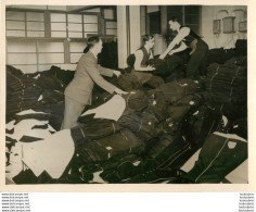 LA CONSCRIPTION EN ANGLETERRE LES UNIFORMES S'ENTASSENT DANS LES FABRIQUES  PHOTO  KEYSTONE 24X18 CM - Krieg, Militär