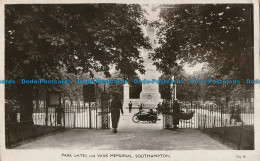 R031284 Park Gates And War Memorial. Southampton. W. And K. RP. 1943 - Monde