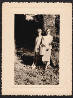 Jolie Photographie De Deux Femmes Posant Près D'un Arbre à Vauchassis Dans L'Aube En Juillet 1958, Grand Est 8x10,5cm - Orte