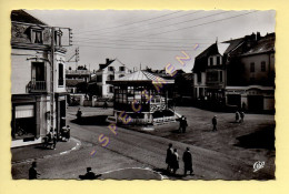 80. CAYEUX –  La Place Courbet – Kiosque (animée) CPSM (voir Scan Recto/verso) - Cayeux Sur Mer