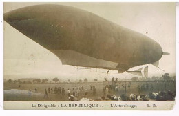 DIRIGEABLE LA REPUBLIQUE L ATERRISSAGE  CARTE PHOTO - Aeronaves