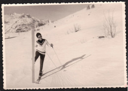 Jolie Photographie D'une Femme Faisant La Maligne Avec Ses Skis En 1965, Skieuse, Montagne, 10x6,8 Cm - Orte