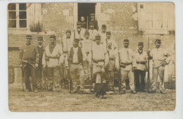 SOUVIGNÉ SUR MEME - GUERRE 1914-18 - Carte Photo Militaires Posant Dans Une Cour De Ferme écrite Par H. Pissot En 1916 - Andere & Zonder Classificatie