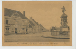 THORIGNÉ SUR DUÉ - Le Monument Aux Morts Et La Rue Basse (Hôtel SAINT JACQUES ) - Altri & Non Classificati