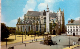 NANTES    ( LOIRE ATLANTIQUE )   PLACE DU MARECHAL FOCH ET LA CATHEDRALE - Nantes