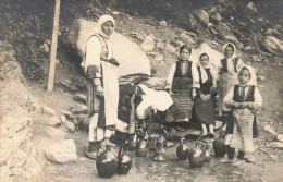 CARTE PHOTO 1917 - MACEDONIA - Paysannes à La Corvée D'eau - Macedonia Del Norte