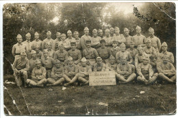 Militaria * Ancienne Photo Carte Non Ecrite D'un Groupe De SOLDATS Élèves Caporaux Sur Pancarte * Etat Médiocre - Characters