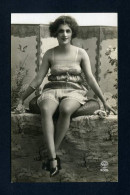 Sexy Girl 1910c Photo Postcard - Frauen