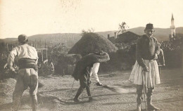 CARTE PHOTO 1917 - ALBANIA - PAYSANS Des Environs De POGRADEC -  AU TRAVAIL - Albanië