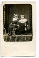 Photo Carte Datée 1915 Deux Jeunes Enfants (en Studio) Grand Col Châle En Dentelle Pour L'un L'autre Assis Sur Fauteuil - Portretten