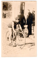 Photographie Noir Et Blanc D'un Jeune Cycliste Sur Son Vélo De Course. Photo Non Située Et Non Datée (années 50/60 ?) - Radsport