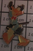 1818A Pin's Pins / Beau Et Rare / CINEMA / DESSIN ANIME DAFFY DUCK CANARD - Cinéma