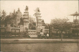 INDONESIA - PRES DE L'ENTREE D'UN TEMPLE A BALI -  ADVERTING POSTCARD - FIAT AUX INDES HOLLANDAISES - 1920s (18349) - Indonesien