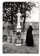 Omezée - Ecole St Feuillen , Abbé J. Hemand Au Pied De La Statue N-D De Beauraing - Philippeville