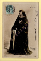 DELNA – Artiste 1900 – Femme (Op. Comique) – Carte Avec Paillettes – Photo Reutlinger Paris (voir Scan Recto/verso) - Artiesten