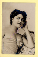 DELILLE – Artiste 1900 – Femme – Photo Reutlinger Paris (voir Scan Recto/verso) - Artistes