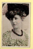 DALLET – Artiste 1900 – Femme - Carte Avec Paillettes – Photo Reutlinger Paris (voir Scan Recto/verso) - Artiesten