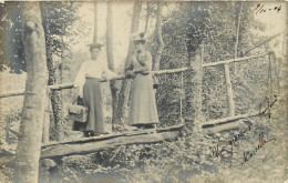 CARTE PHOTO - DEUX  FEMMES SUR UN PONT -SOCITETE LUMIERE LYON - Fotografie