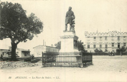 84 - AVIGNON - LA PLACE DU PALAIS - Avignon