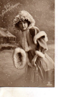 Vraie Photo Très Fine : Jolie Femme Aux Fourrures Sous La Neige - Donne