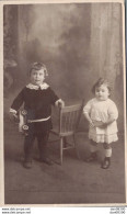 CARTE PHOTO NON IDENTIFIEE REPRESENTANT LULU 3 ANS 1/2 ET NENETTE 22 MOIS TENANT DES JOUETS A BERCK LE 22/11/25 - A Identificar