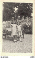 PHOTO DE 11.5 X 6.5 CMS DEUX FILLETTES EN ROBE IDENTIQUE DANS UN PARC - Personas Anónimos