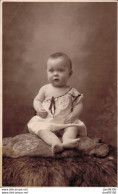 CARTE PHOTO NON IDENTIFIEE REPRESENTANT UN BEBE EN CHEMISE DE NUIT ASSIS DANS LE STUDIO PASQUINO 192 AV DE CHOISY PARIS - A Identificar