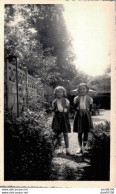 PHOTO 11 X 7 CMS DEUX FILLETTES HABILLEES A L'IDENTIQUE POSANT DANS LE JARDIN AOUT 1950 - Personas Anónimos