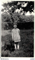 PHOTO 11 X 7 CMS FILLETTE SOURIANTE ET SON CHIEN BOB DANS LE JARDIN A WARNEVILLE EN 1925 - Personas Anónimos