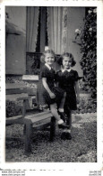 PHOTO DE 11 X 7 CMS DEUX FILLETTES DES SOEURS HABILLEES A L'IDENTIQUE 11 NOVEMBRE 1947 - Anonyme Personen