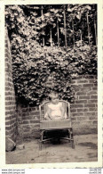 PHOTO DE 11 X 7 CMS UNE FILLETTE ASSISE DANS UN FAUTEUIL EN ROTIN SEPTEMBRE 1941 - Personas Anónimos