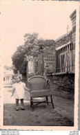 PHOTO DE 11 X 7 CMS UNE FILLETTE SE TENANT A UN FAUTEUIL EN ROTIN MAI 1943 - Personas Anónimos