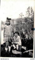 PHOTO DE 11 X 7 CMS DEUX FILLETTES AU BORD DE L'EAU A VERNON EN 1926 - Anonyme Personen