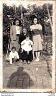 PHOTO DE 11 X 7 CMS TROIS FEMMES ET DEUX ENFANTS 1942 - Anonyme Personen