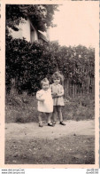 PHOTO DE 11 X 6.5 CMS DEUX FILLETTES DANS LA RUE EN MAI 1943 - Personas Anónimos