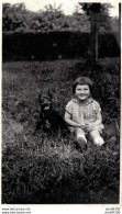 PHOTO DE 11 X 6.5 CMS UNE FILLETTE ASSISE DANS L'HERBE AVEC LE CHIEN BOB A WARNEVILLE EN 1925 - Personas Anónimos